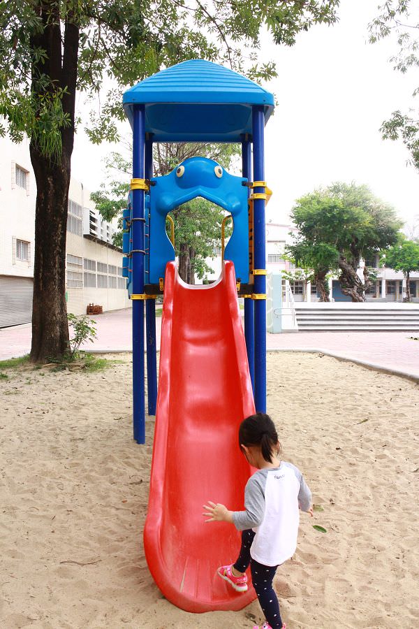 台南特色小學︱進學國小：擁有多樣化遊具，繩索、平衡木，還有一座大沙坑呢