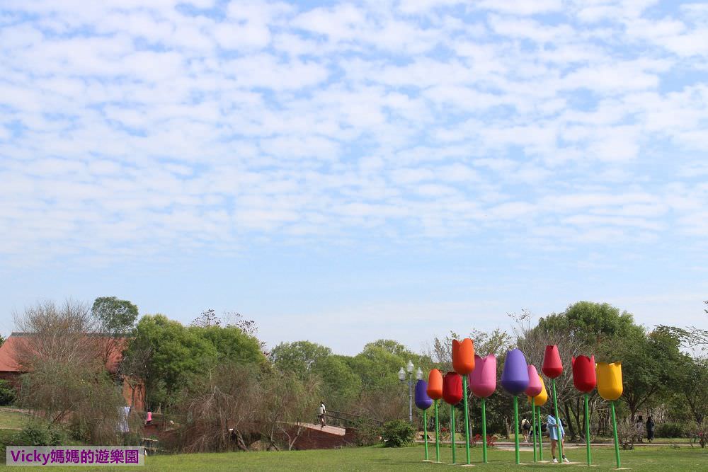 台南親子景點︱柳營德元埤荷蘭村：免費入園，趕快帶孩子來玩，隨風轉動的大小風車、色彩繽紛的鬱金香都超吸睛（2021更新）