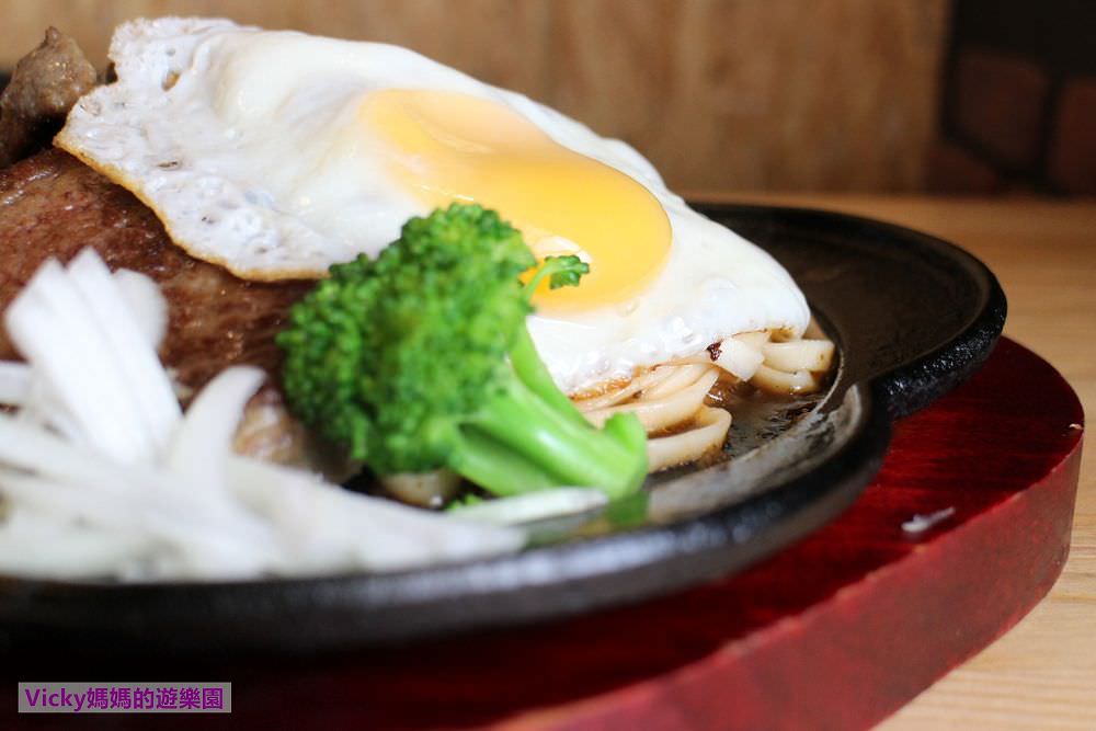 台南新營平價牛排︱19House炙燒牛排：比臉還大、比手臂還粗的戰斧牛排，鄰桌客人都靠過來看，享受大口吃肉的快感