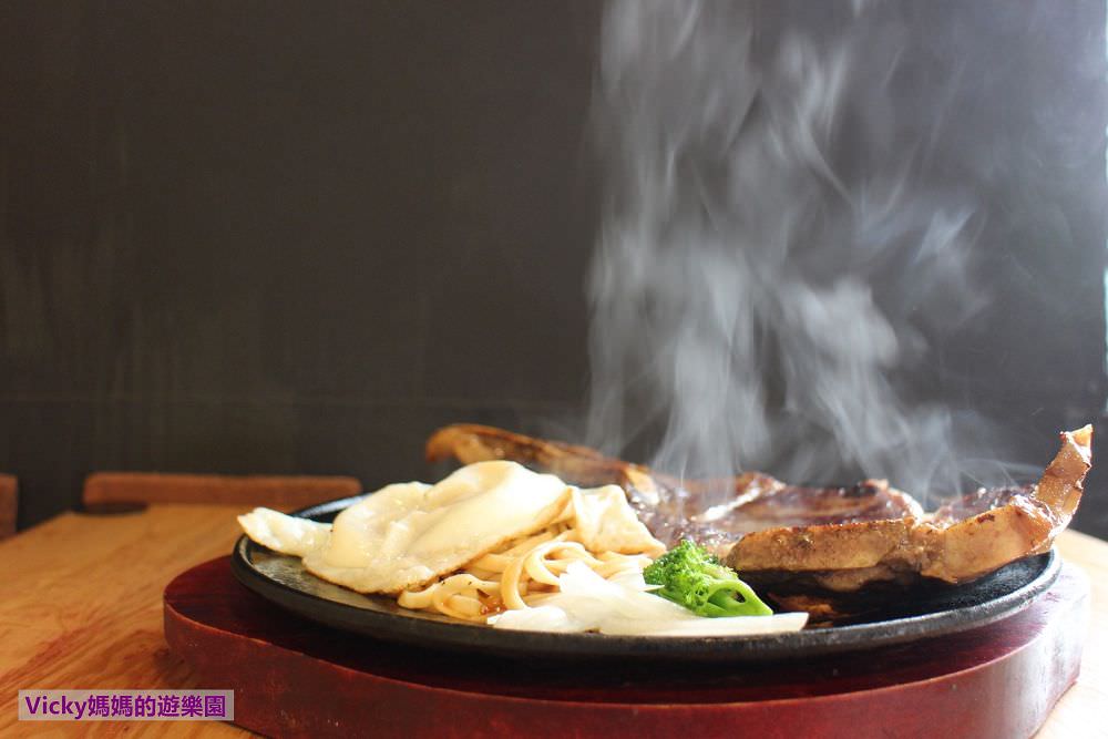 台南新營平價牛排︱19House炙燒牛排：比臉還大、比手臂還粗的戰斧牛排，鄰桌客人都靠過來看，享受大口吃肉的快感
