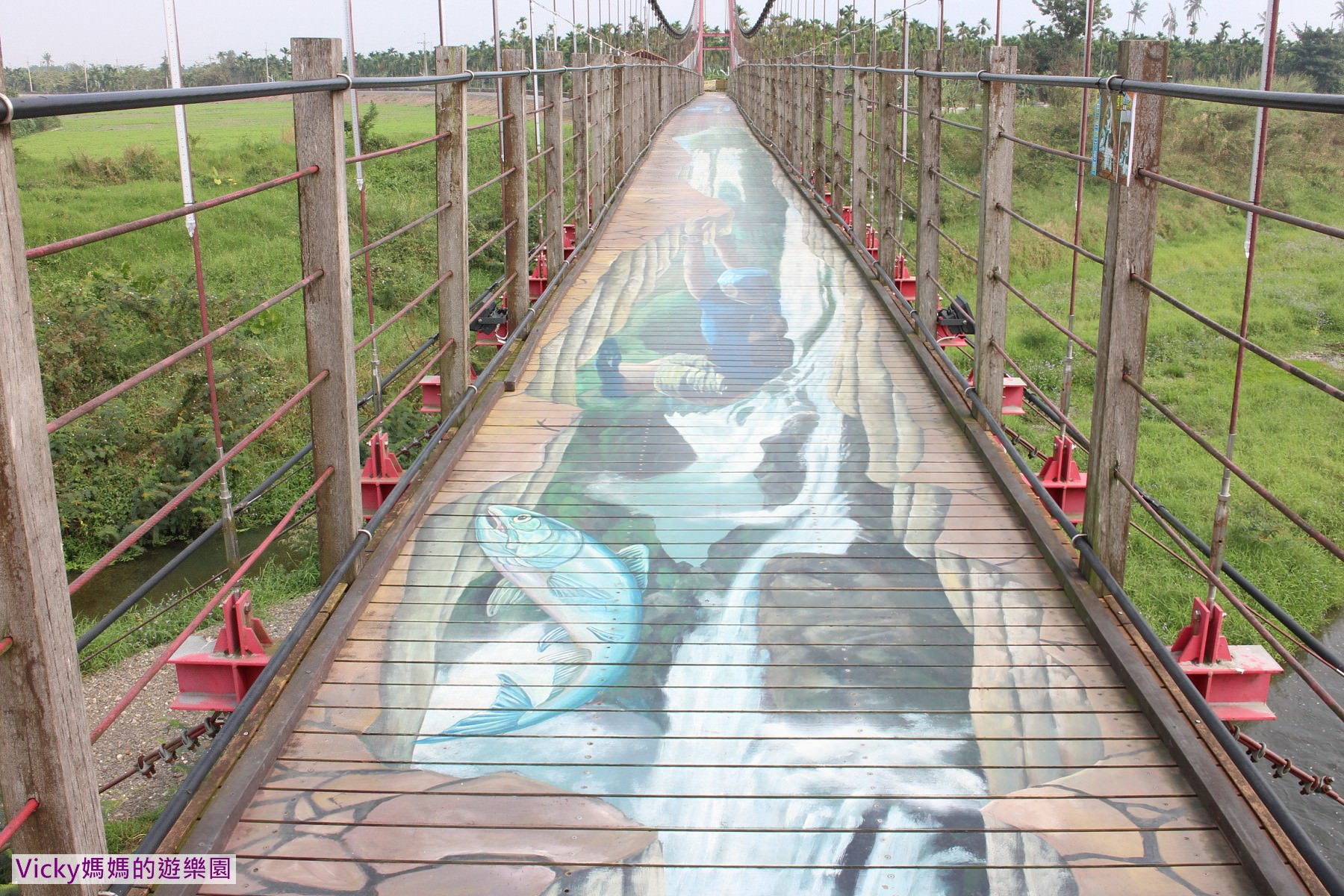 屏東景點︱萬巒彩繪吊橋：全台第一座3D彩繪吊橋，一定要來拍，鯊魚大口咬下萬巒豬腳的畫面