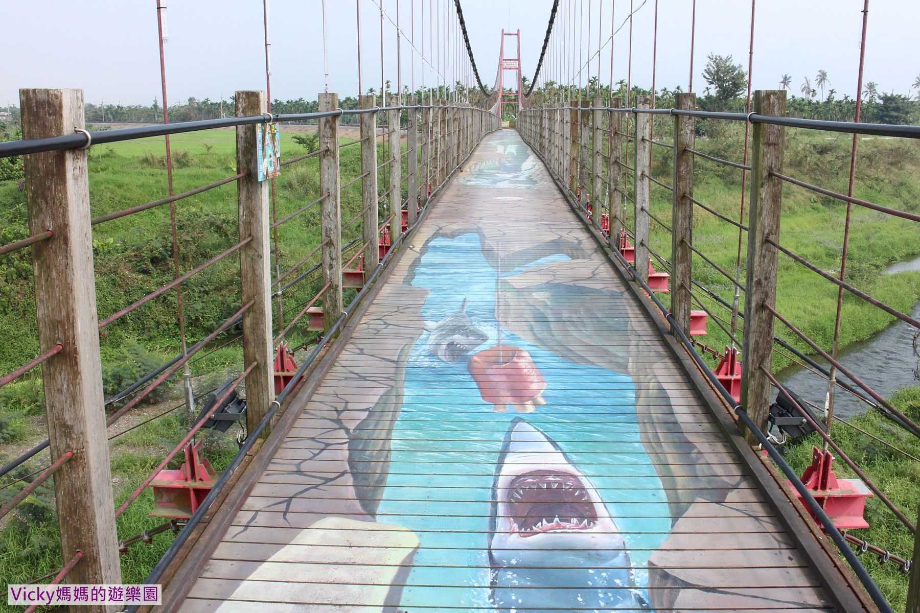 屏東景點︱萬巒彩繪吊橋：全台第一座3D彩繪吊橋，一定要來拍，鯊魚大口咬下萬巒豬腳的畫面