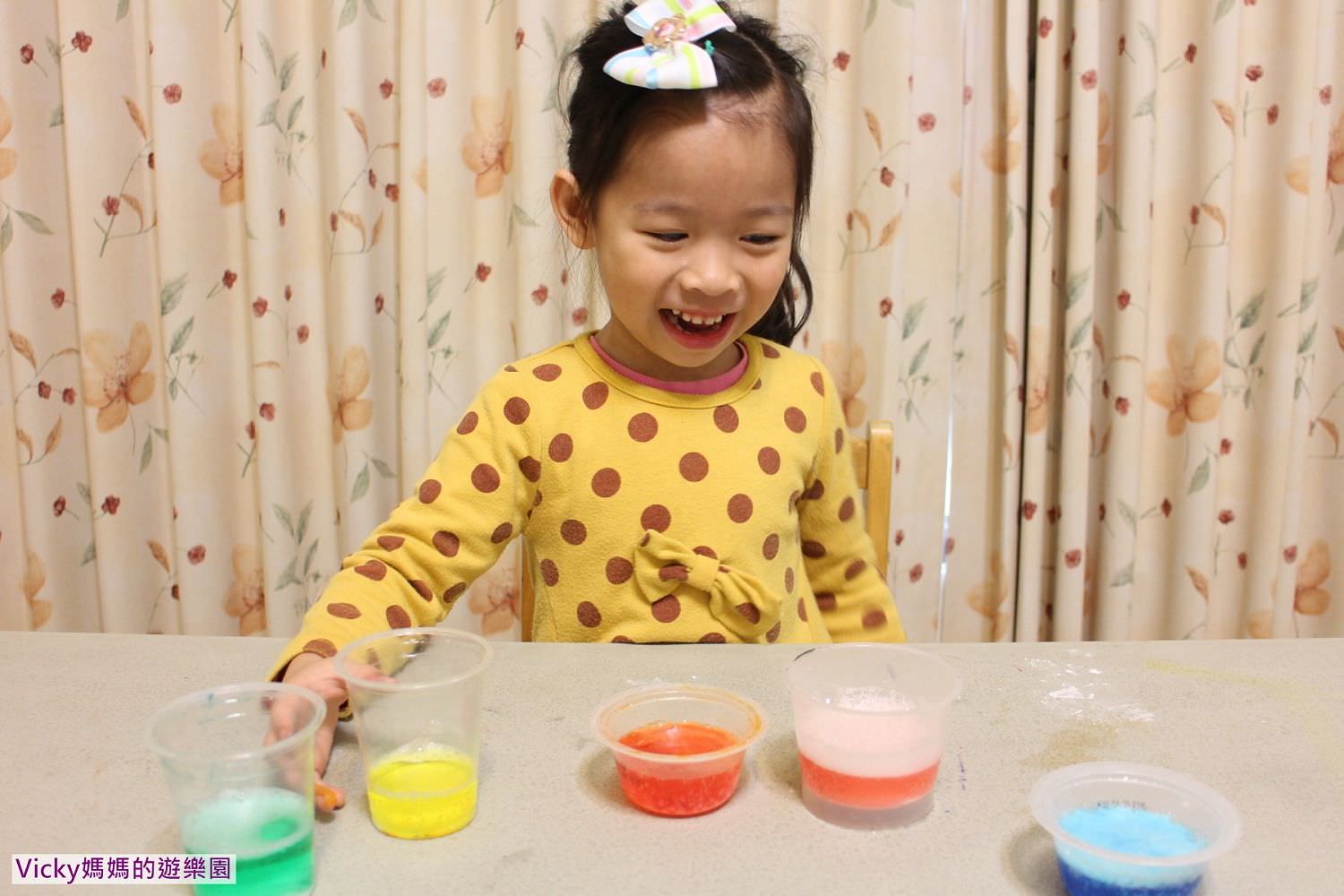 動手玩︱科學實驗︱彩虹泡泡：用家裡就有的物品，讓孩子瘋玩的DIY遊戲，一起來玩繽紛氣泡水，文內附影片