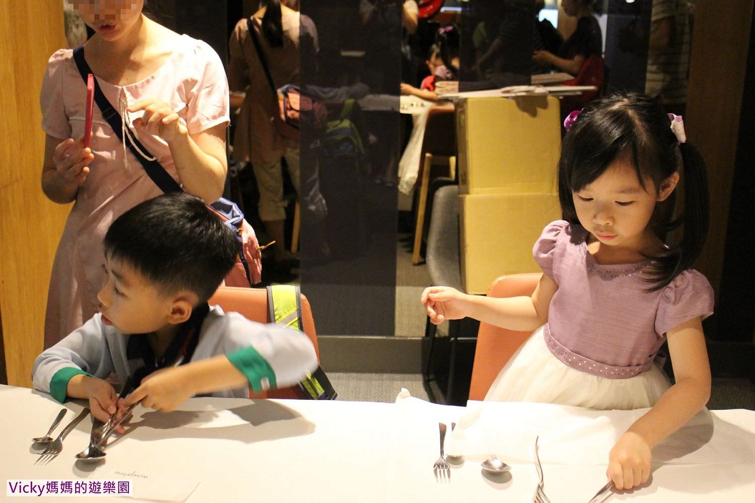台南親子體驗活動︱西堤家樂福安平店：西餐禮儀體驗營，如何吃，吃得有禮儀，吃得很優雅