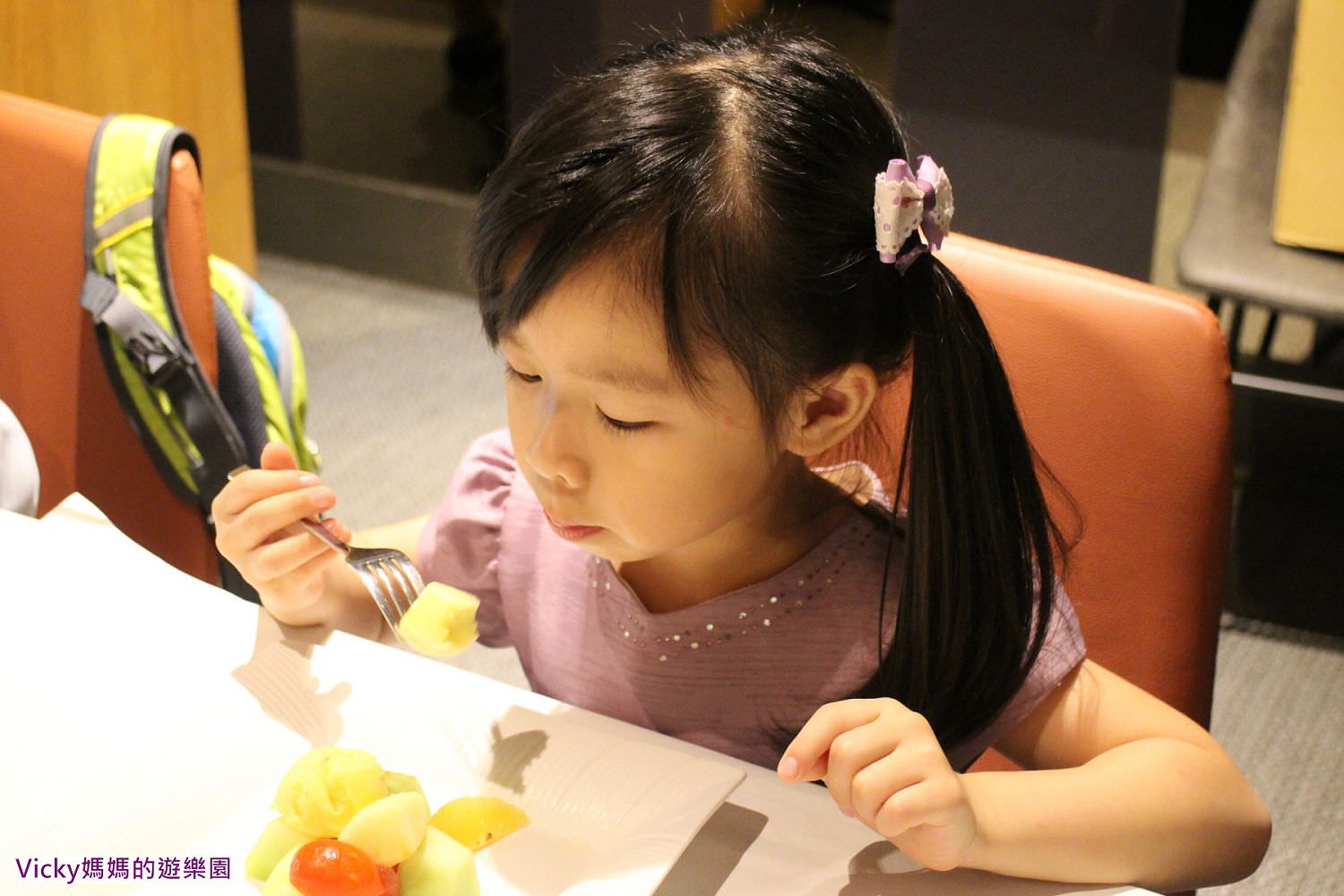 台南親子體驗活動︱西堤家樂福安平店：西餐禮儀體驗營，如何吃，吃得有禮儀，吃得很優雅