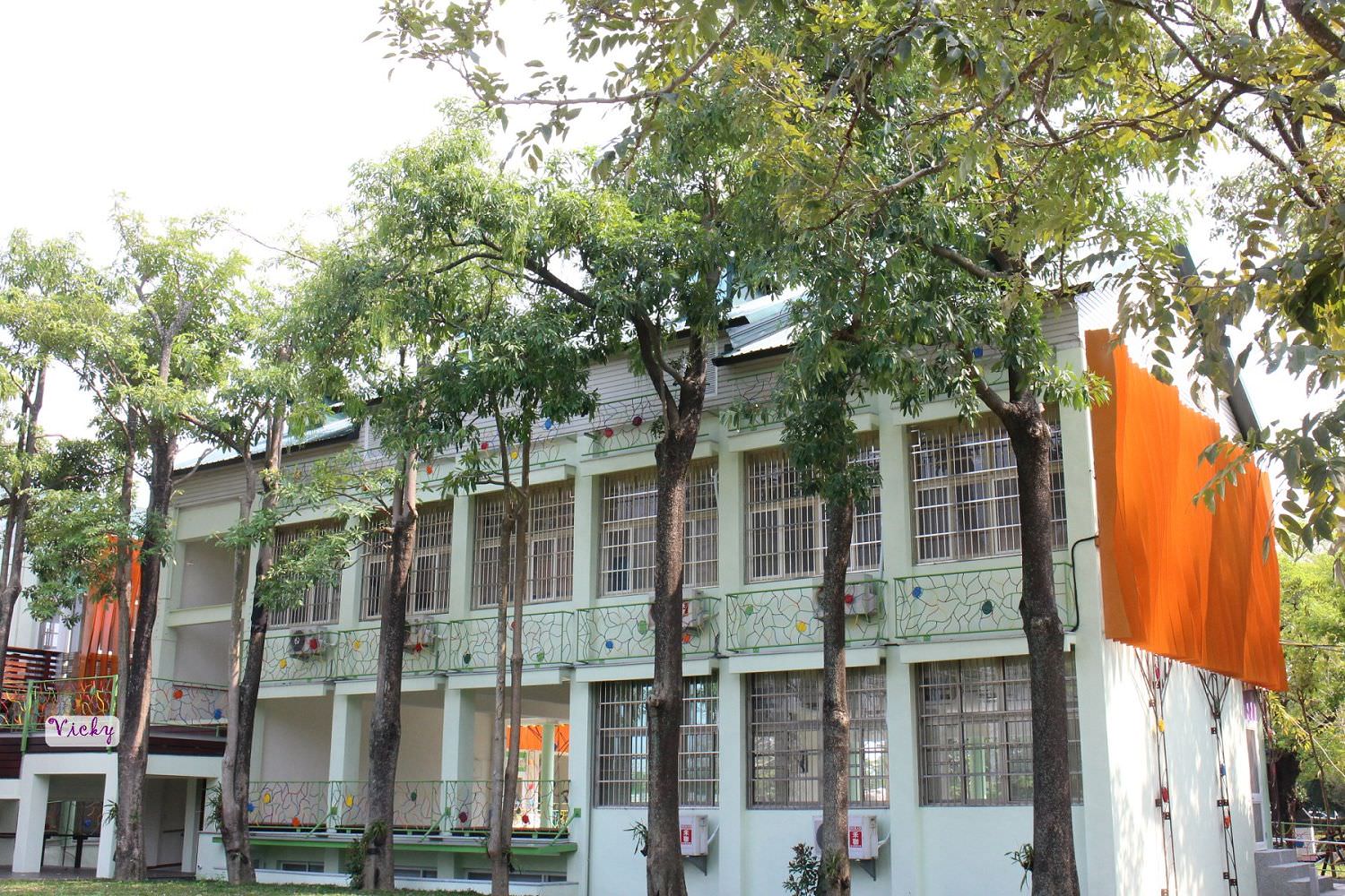 台南特色小學︱麻豆總爺國小：學校裡有MM巧克力、人力三輪車、貨運卡車，繽紛到不要不要的