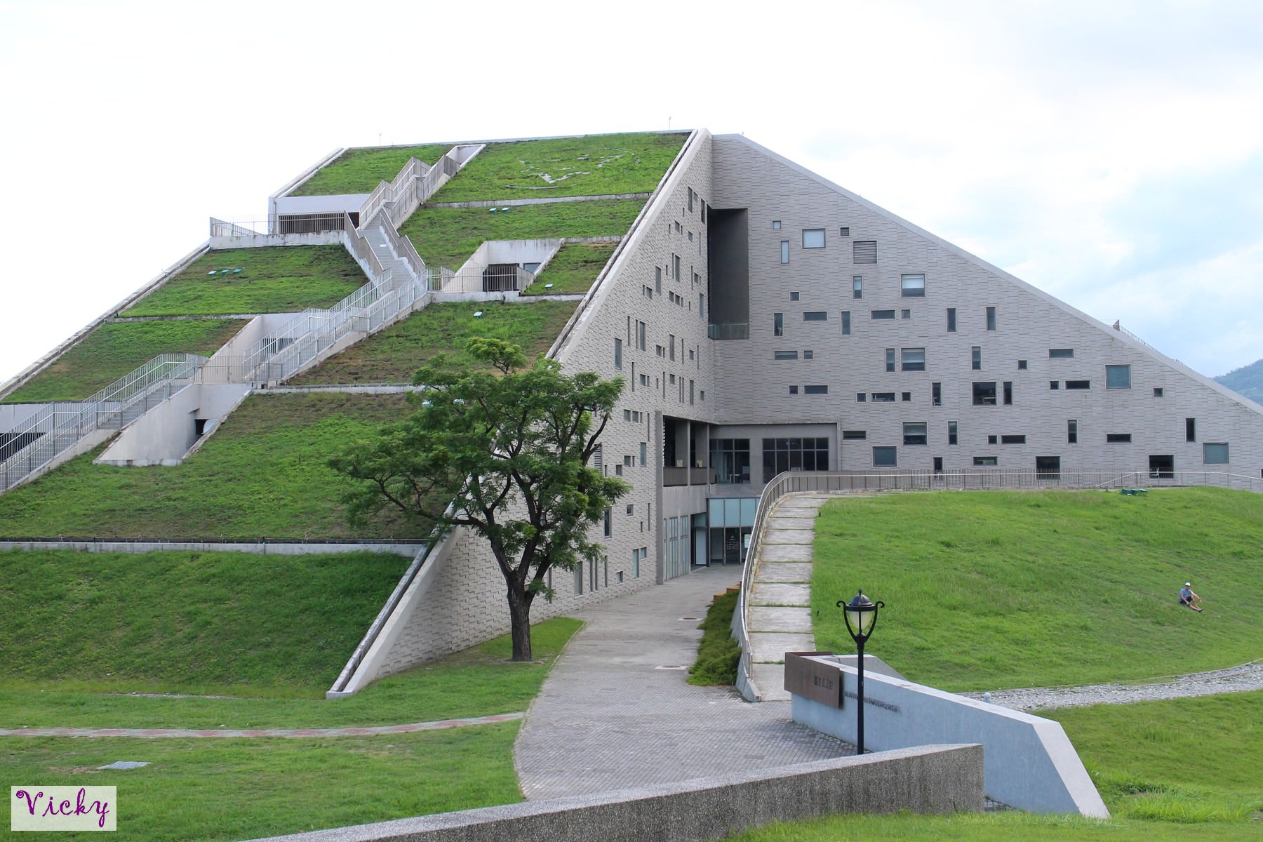 台東大學圖資館：看山不是山，看水澄如鏡，此館獲得國際網站列為全球8座獨特圖書館之一