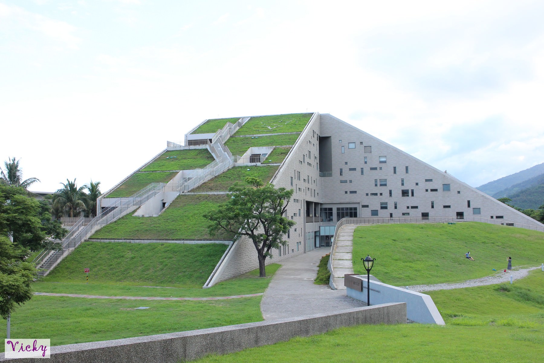 台東大學圖資館：看山不是山，看水澄如鏡，此館獲得國際網站列為全球8座獨特圖書館之一
