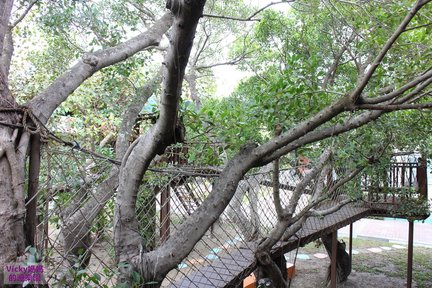 台南親子景點︱特色小學︱松林國小：這是森林遊樂區嗎！超級大樹屋，下午茶餐桌椅，充滿藝術氣息的校園好美哪！