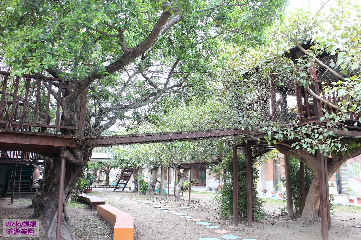 台南親子景點︱特色小學︱松林國小：這是森林遊樂區嗎！超級大樹屋，下午茶餐桌椅，充滿藝術氣息的校園好美哪！