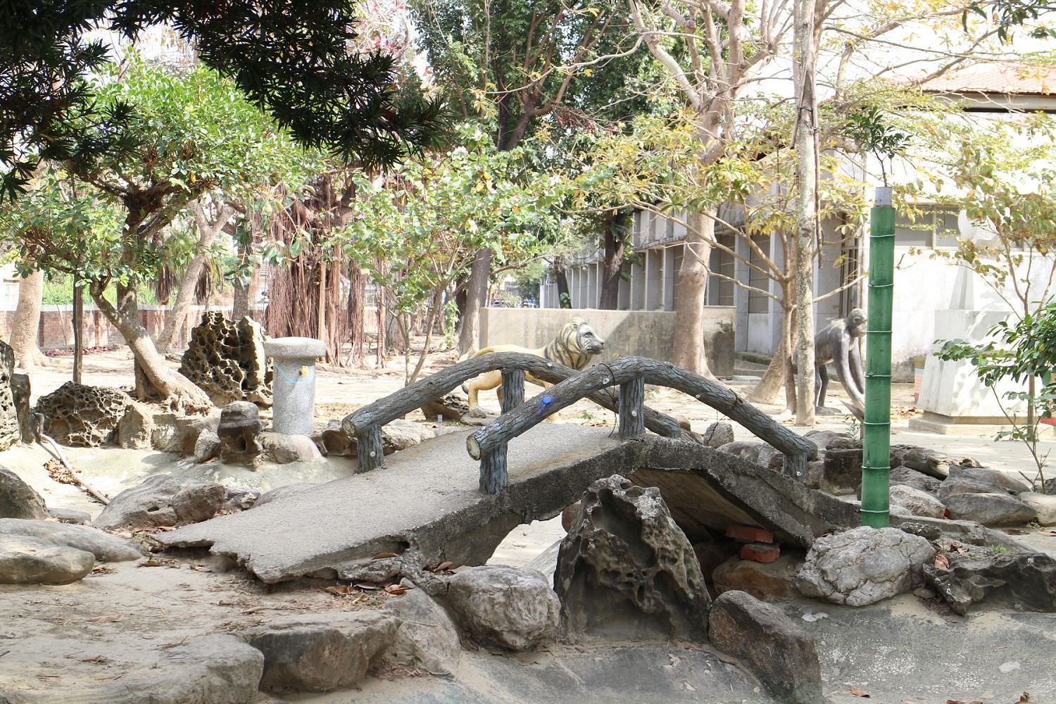 台南親子景點︱台南特色小學︱延平國小：竟然有四條大象溜滑梯，還有假山假水和涼亭