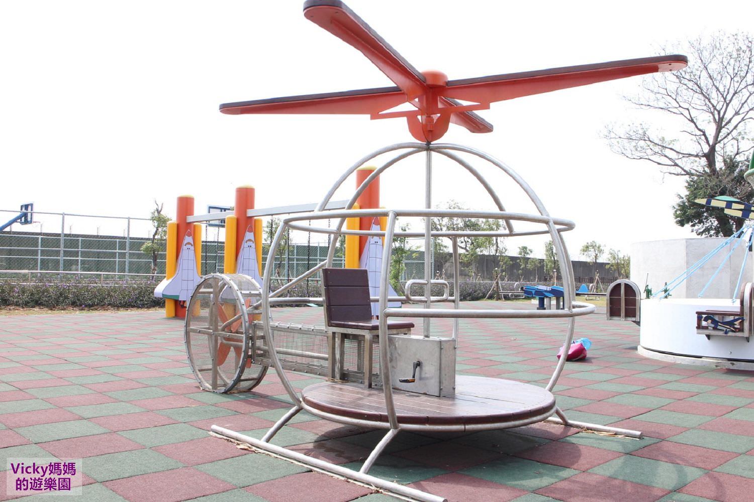台南親子景點︱台南特色公園︱大恩特色公園：戰鬥機、熱氣球跳床、互動式直升機、太空梭鞦韆、沙坑等飛行器主題公園
