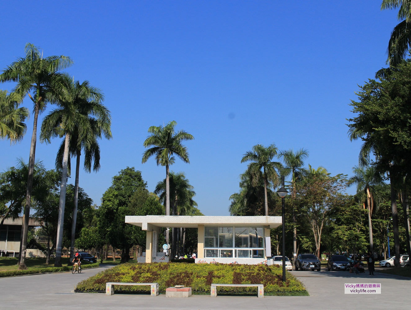 特色公園︱屏東親子景點︱台糖縣民公園，也就是阿猴1909綠水園區，腹地超大、鞦韆超多、藝術裝置超美，超好散步的公園