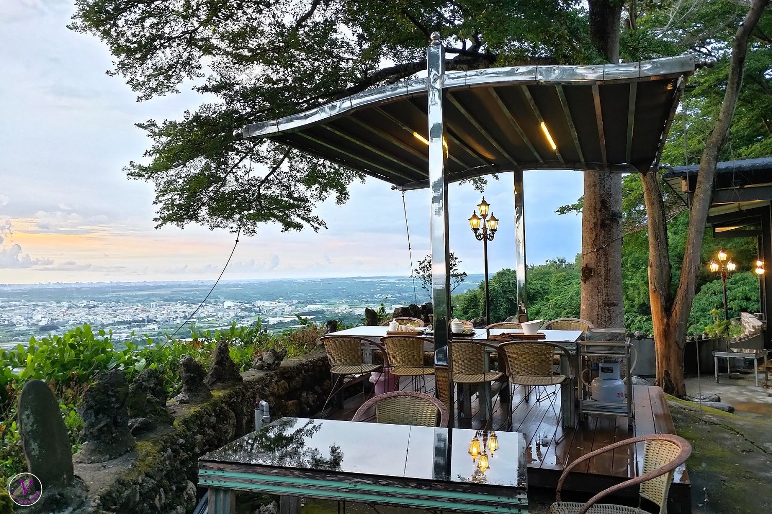高雄景觀餐廳︱庭軒茶坊：擁有180度視野的景觀餐廳，一面泡茶，一面欣賞晚霞和夜景
