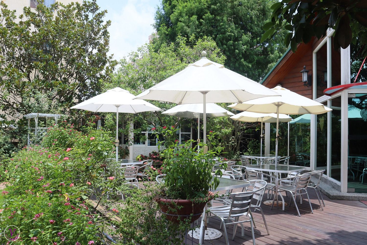彰化田尾景點︱全得玫瑰莊園：可賞花、可用餐，設有親子溜滑梯和草坪的景觀餐廳