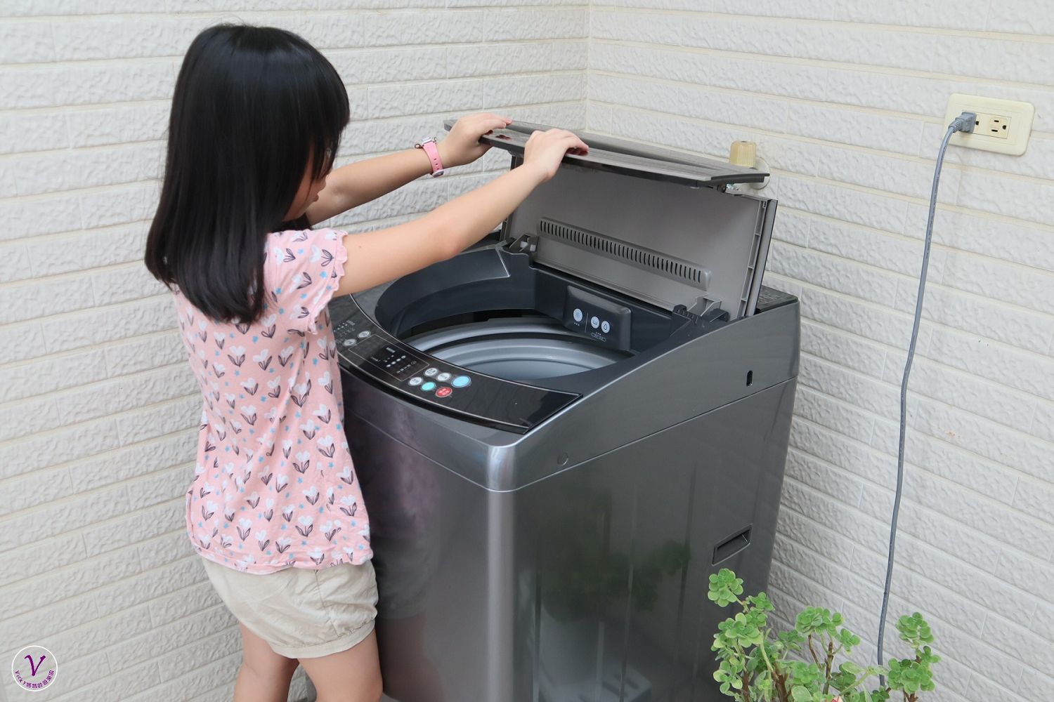 變頻洗衣機推薦︱12KG 雙變頻好取窄身洗衣機：節能省水雙認證，適用小空間，桶風乾功能有效降低桶身異味，一台也適合孩子高度的洗衣機，洗衣機開箱文