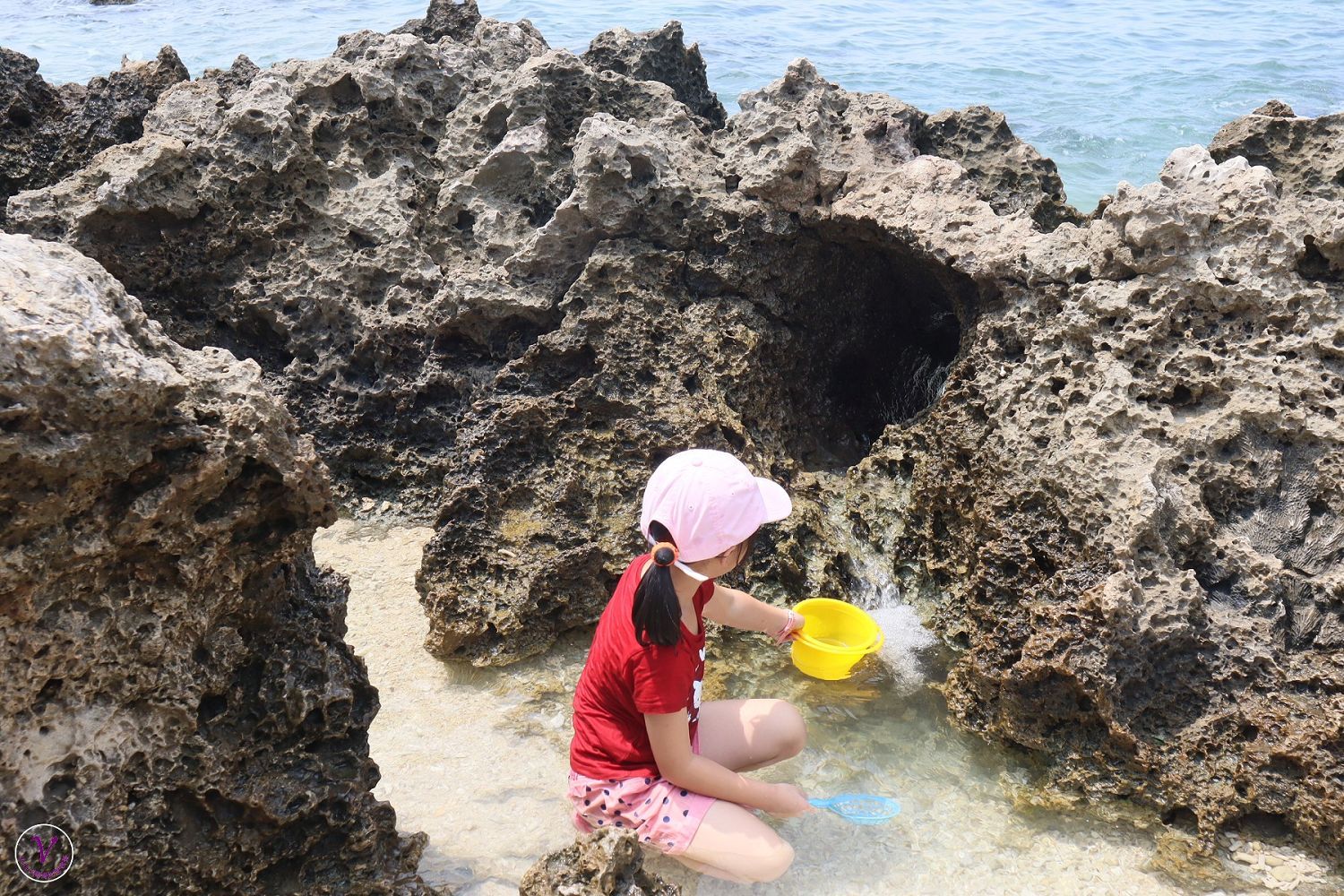 墾丁景點︱小巴里島岩：藏在樹林後的台版馬爾地夫，水清澈到可看見魚在游泳，也是潛水勝地，是墾丁必訪景點
