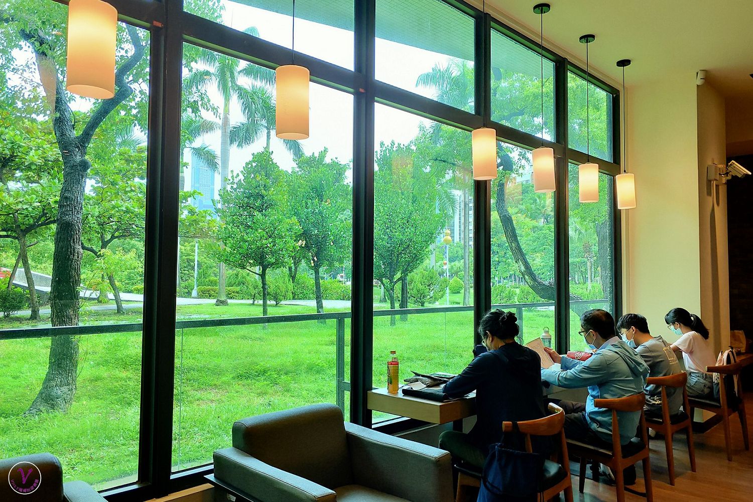 高雄景點︱中央公園就是我的圖書館，李科永紀念圖書館如咖啡館般舒適，窗外一片綠意盎然令人感覺舒暢
