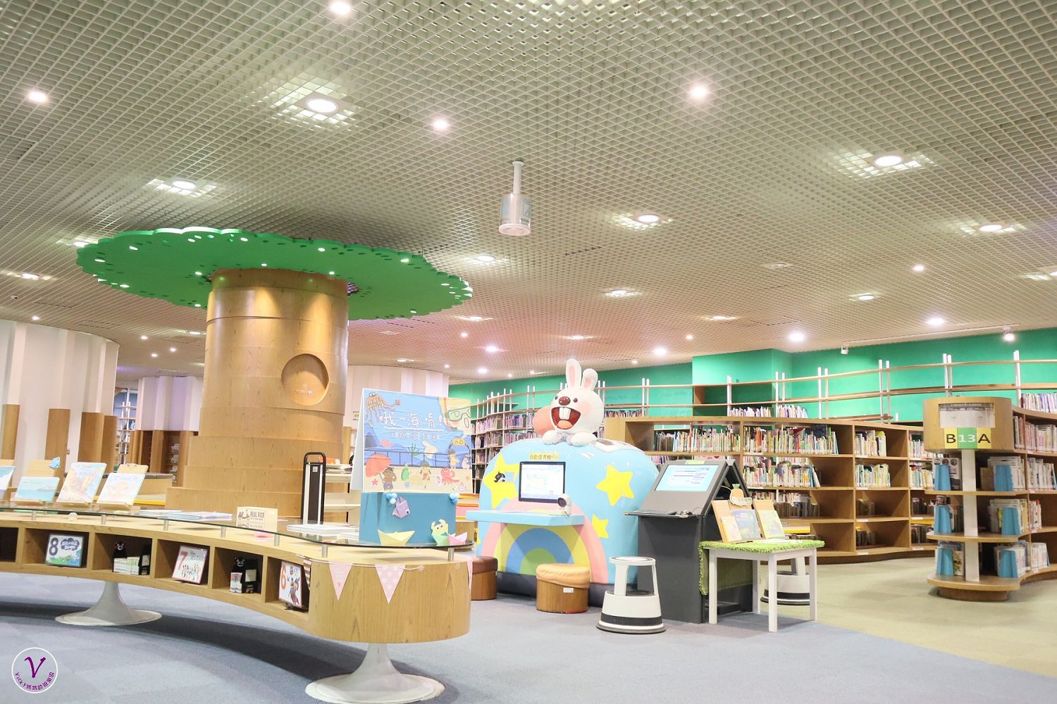 高雄景點︱高雄市立圖書館總館：超質感知識殿堂，超美感閱讀空間，結合圖書與餐廳的漂亮圖書館