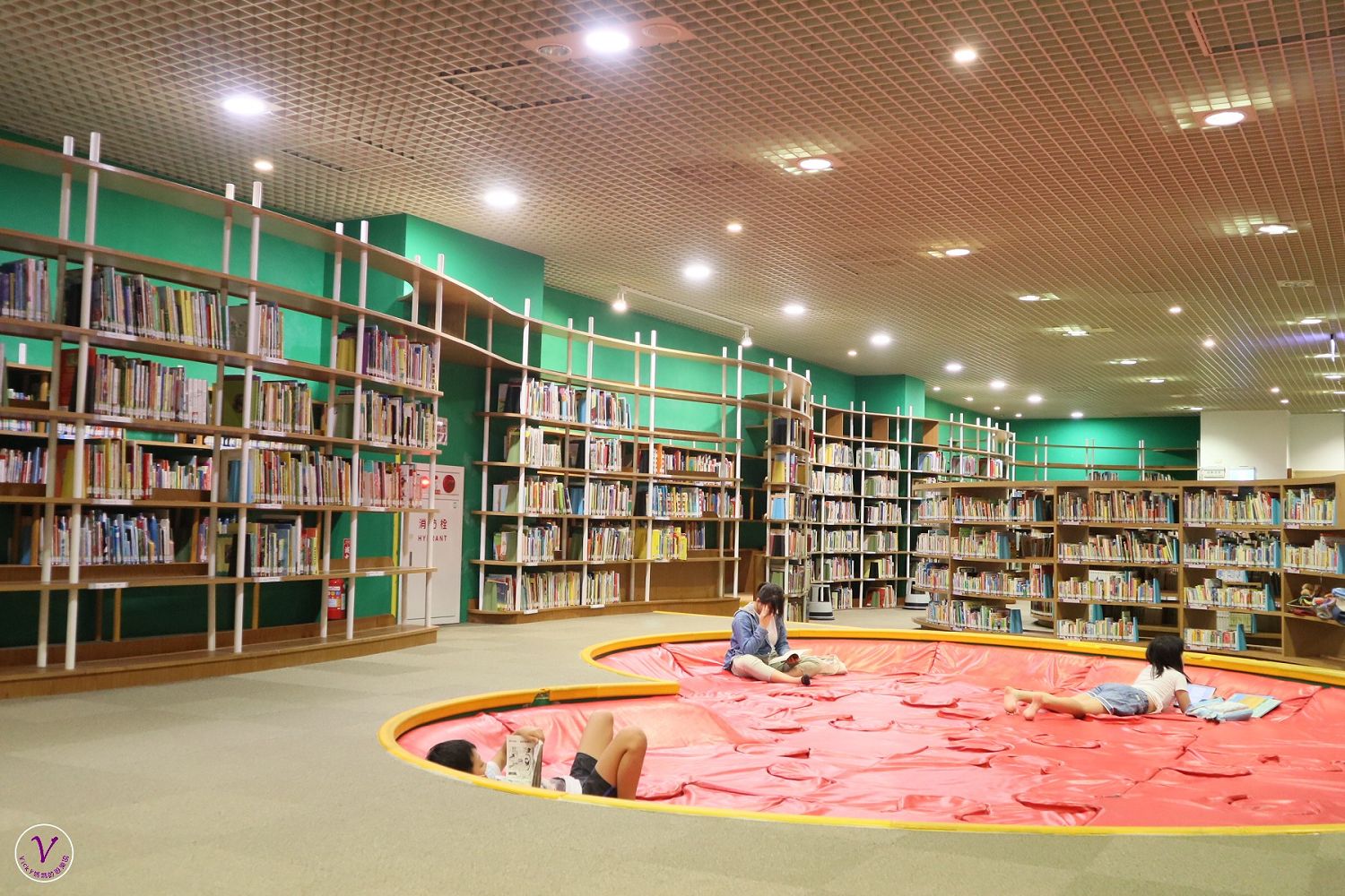 高雄景點︱高雄市立圖書館總館：超質感知識殿堂，超美感閱讀空間，結合圖書與餐廳的漂亮圖書館