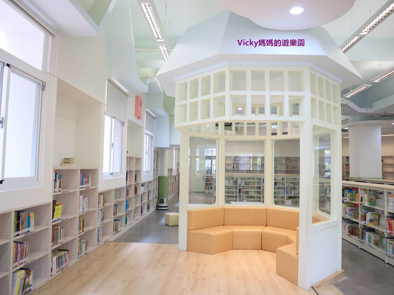 特色圖書館︱高雄市立圖書館旗山分館：走進浩瀚的書山中，層層堆疊的是知識的寶庫