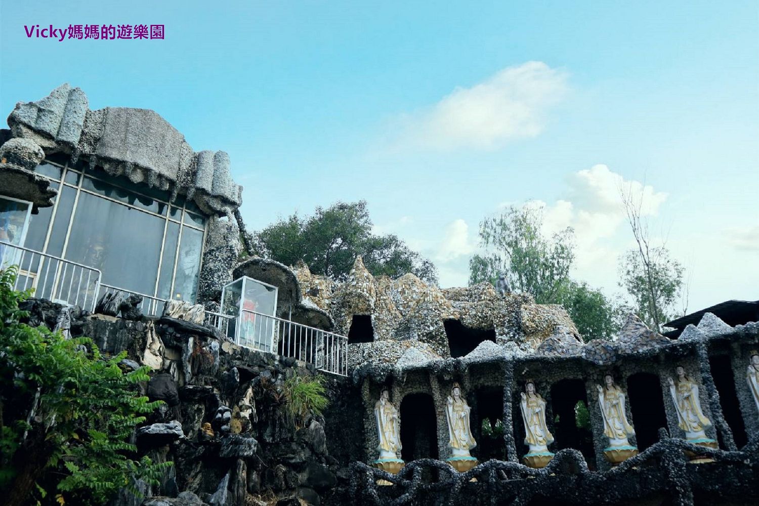 高雄景點︱田寮石頭廟：這是電影場景吧！怎麼會有這麼酷的地方，用石頭和貝殼蓋成的廟宇好別緻
