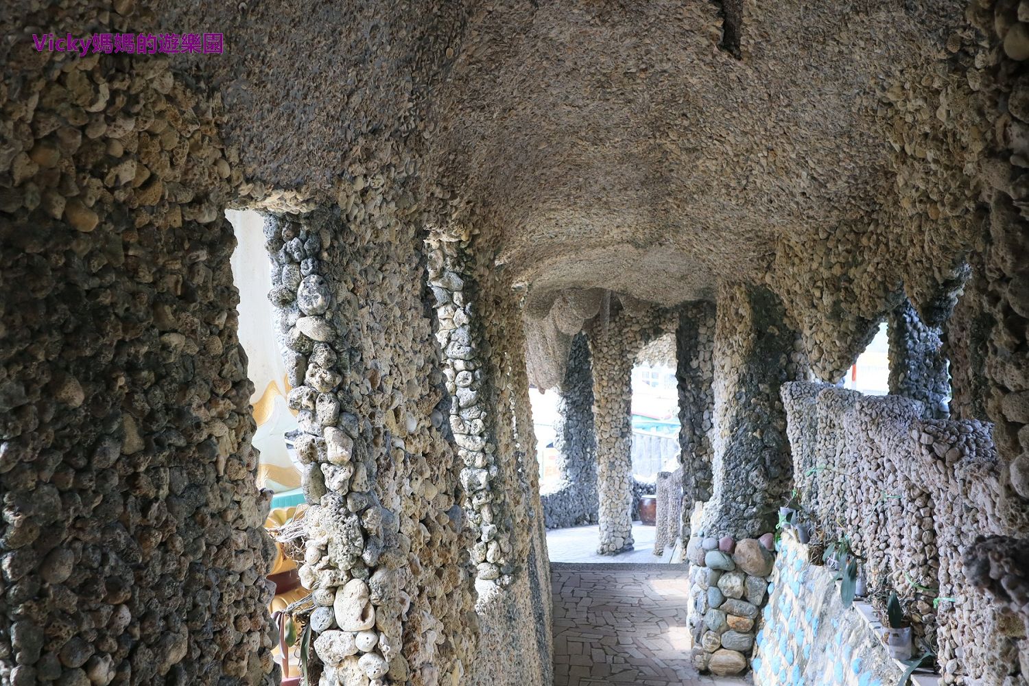 高雄景點︱田寮石頭廟：這是電影場景吧！怎麼會有這麼酷的地方，用石頭和貝殼蓋成的廟宇好別緻