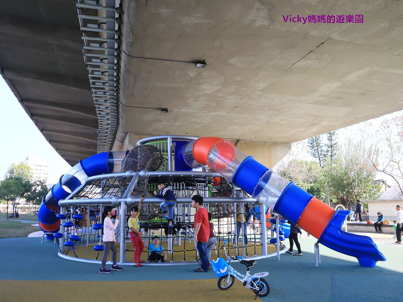 嘉義特色公園︱番仔溝公園：酷炫機器人主題式公園，全嘉義市最大沙坑，就在陸橋下，玩耍不必曬太陽 @Vicky 媽媽的遊樂園