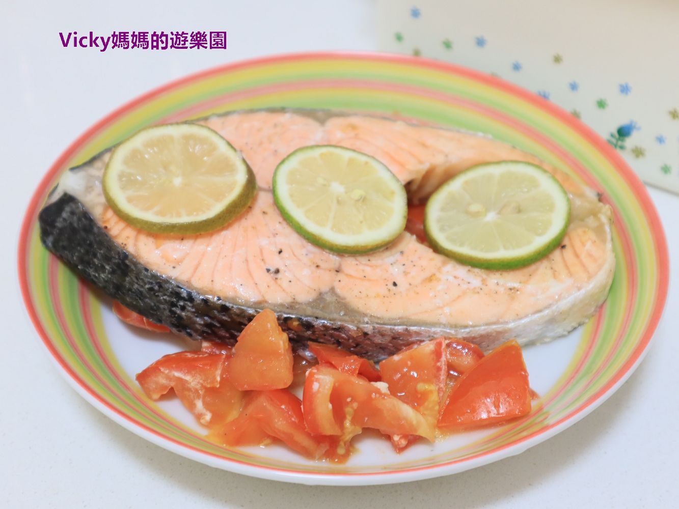 簡易料理︱烤箱料理︱低醣料理︱檸檬紙包鮭魚：這也太簡單了吧！這麼快就可以搞定鮭魚，而且還超好吃 @Vicky 媽媽的遊樂園