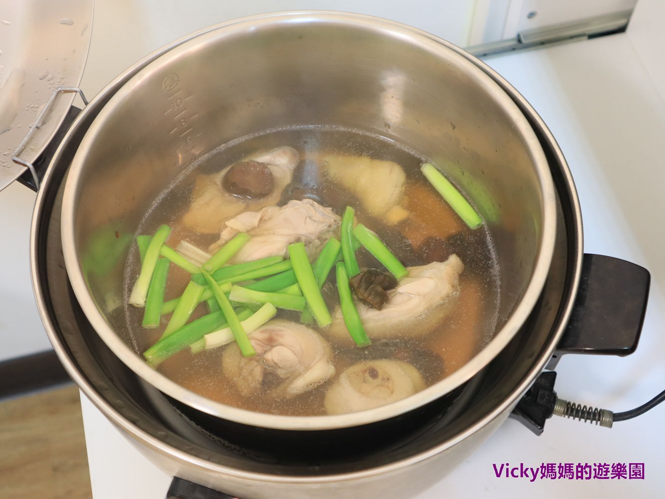 簡易料理︱電鍋料理︱花瓜雞湯：只要三種食材就可以煮出一鍋美味的湯，不需要額外調味，濃淡合宜剛剛好