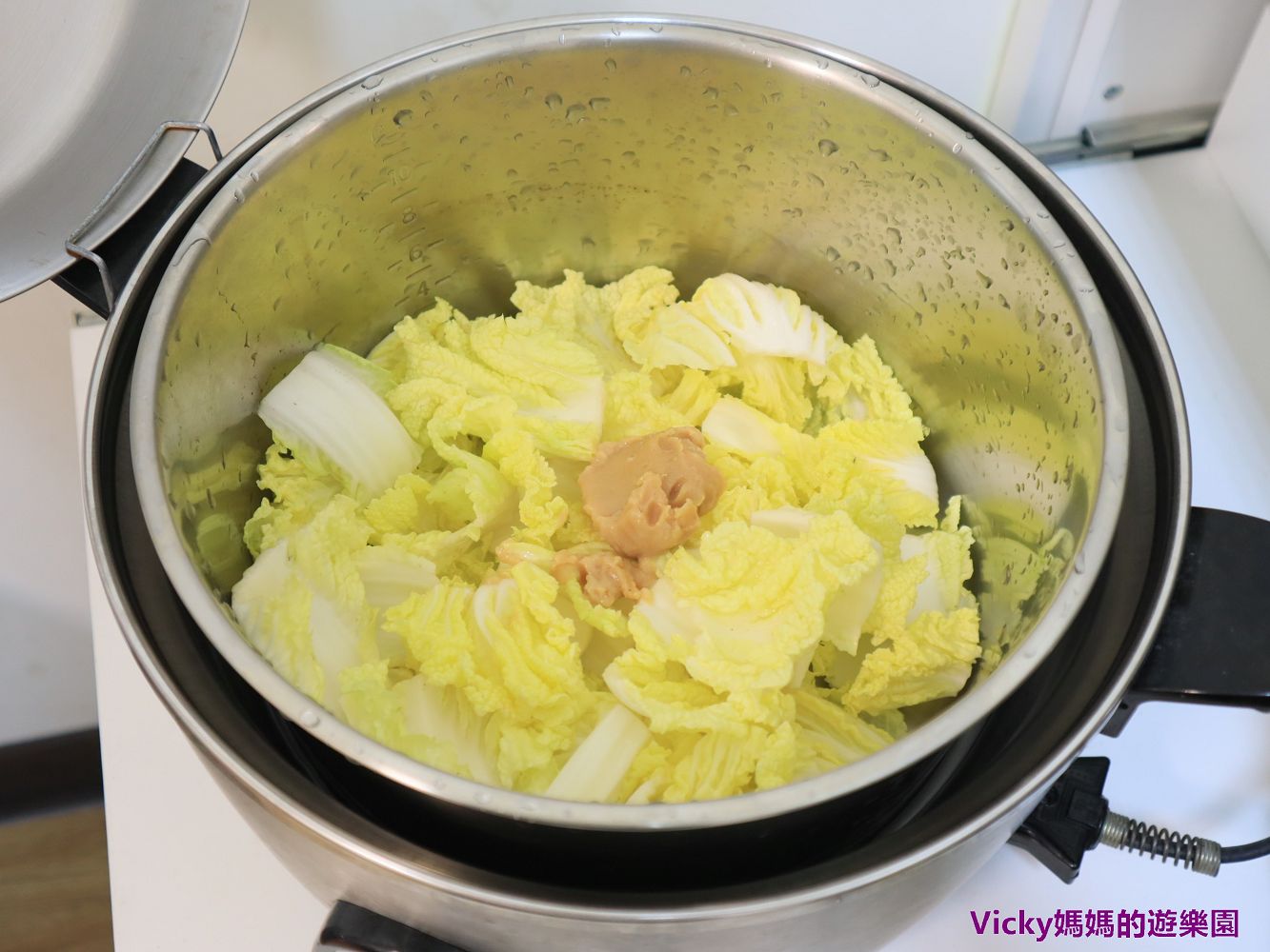 簡易料理︱蔬食料理︱電鍋食譜︱味噌娃娃菜：好吃的蔬菜不用炒，通通交給電鍋就對了