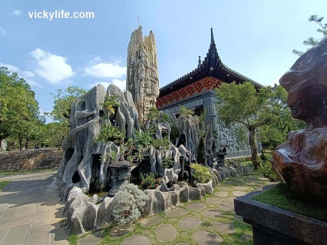 台南旅遊︱台南景點 楠西 玄空法寺：近永興吊橋的超美寺廟，雕梁畫棟，庭園景觀內的鐘乳石與樹化石林美不 …