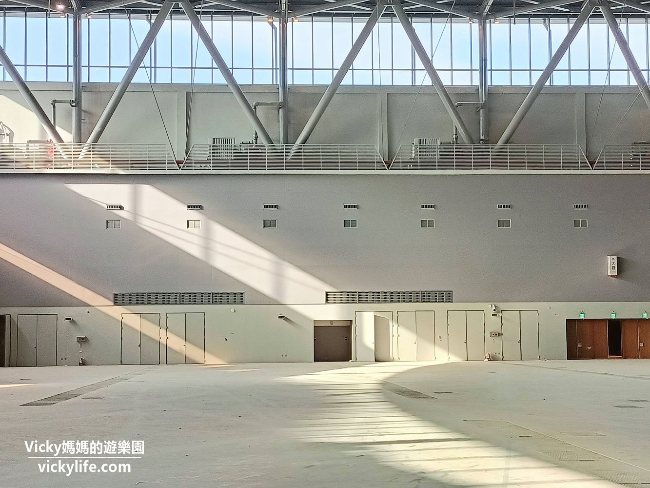 台南景點︱歸仁 大台南會展中心（台南小巨蛋）：超高無柱展示空間，像極了一艘艘船隻，屋頂還有隻優游的鯨魚，看起來非常氣派