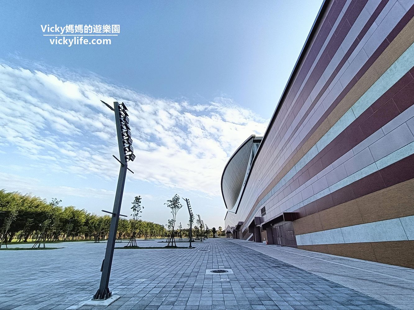 台南景點︱歸仁 大台南會展中心（台南小巨蛋）：超高無柱展示空間，像極了一艘艘船隻，屋頂還有隻優游的鯨魚，看起來非常氣派 @Vicky 媽媽的遊樂園
