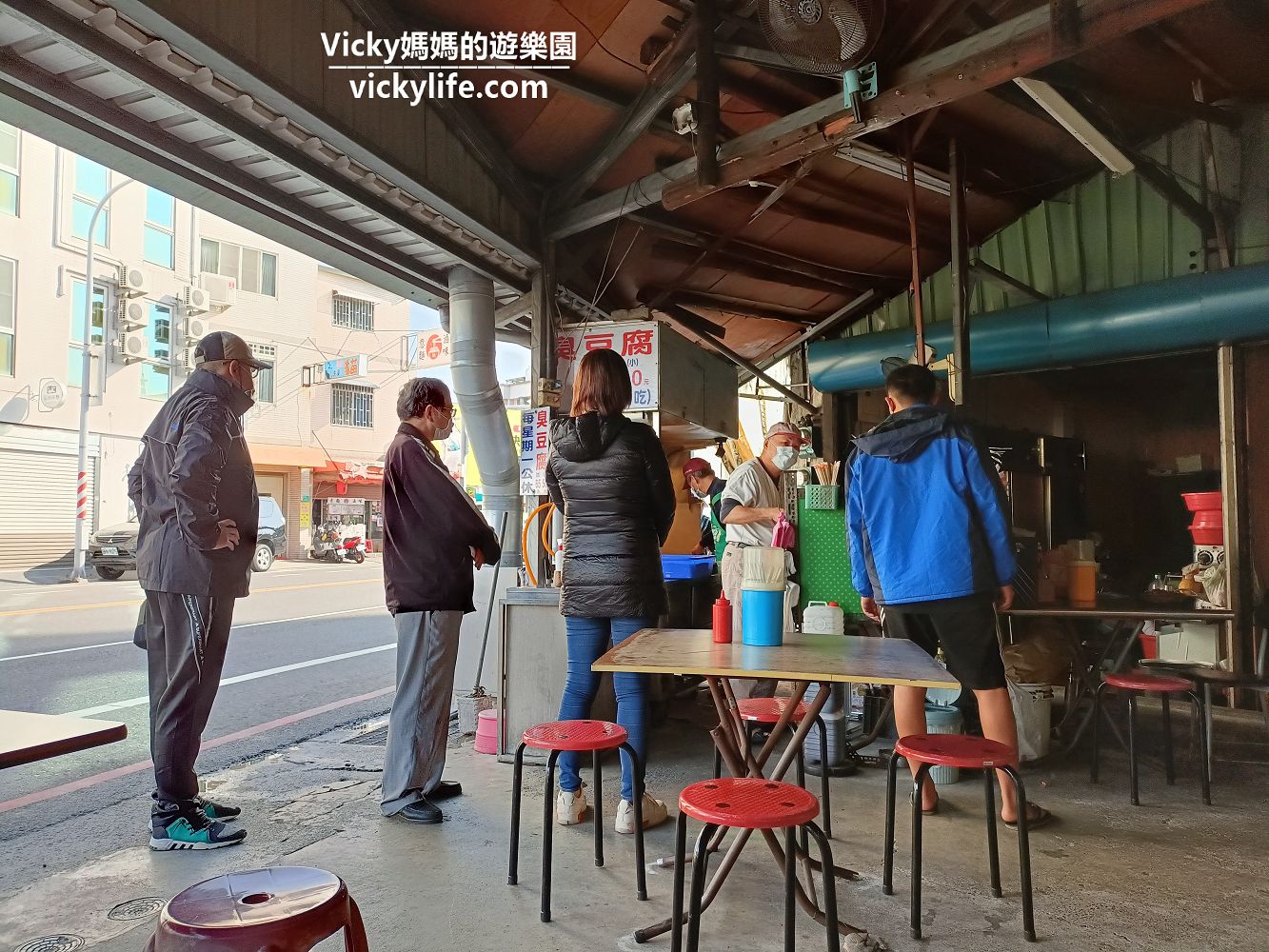 台南美食︱台南臭豆腐︱南區 夏林臭豆腐：營業時間排隊人潮不間斷，鐵皮屋下，外酥內軟的噴汁臭豆腐