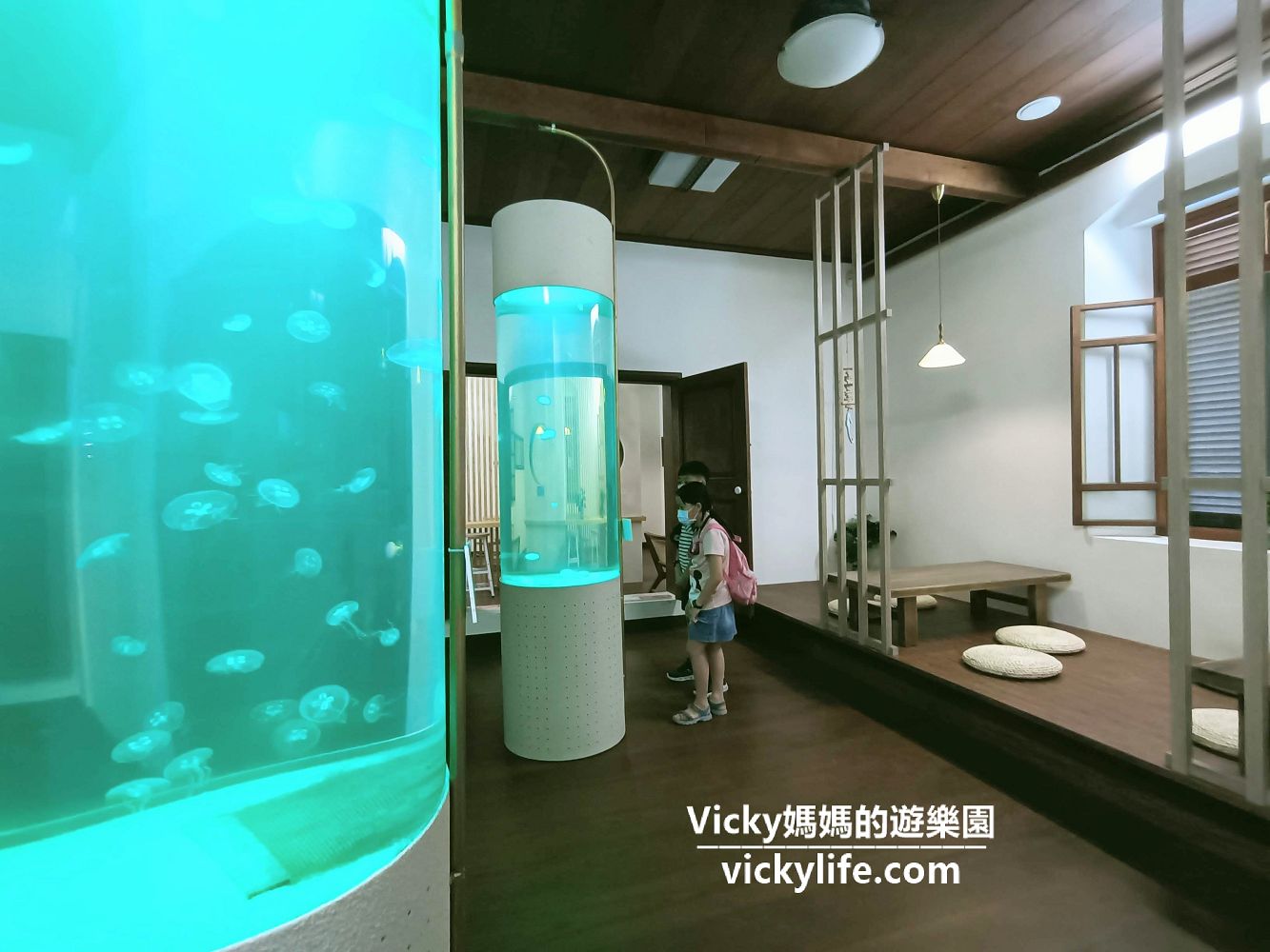 台南旅遊︱台南景點︱安平 德商東興洋行：一起來看古蹟內的海底世界，好多品種的水母在絢麗的燈光下游泳喔