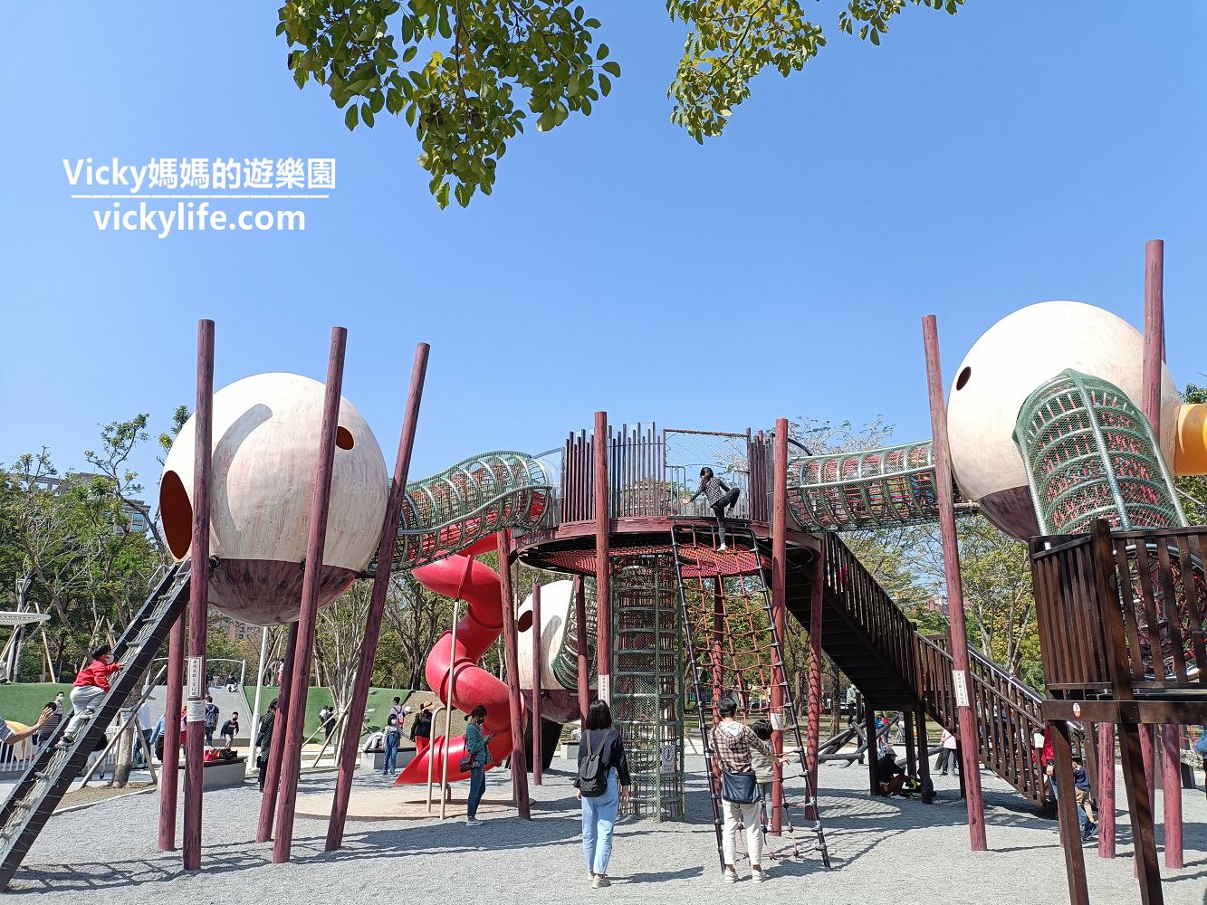 高雄景點 高雄特色公園 鼓山凹子底森林公園遊戲場 鳥巢遊戲場太威 一旁還有好幾座不同形式的滑梯和沙坑 還有獨木橋哩