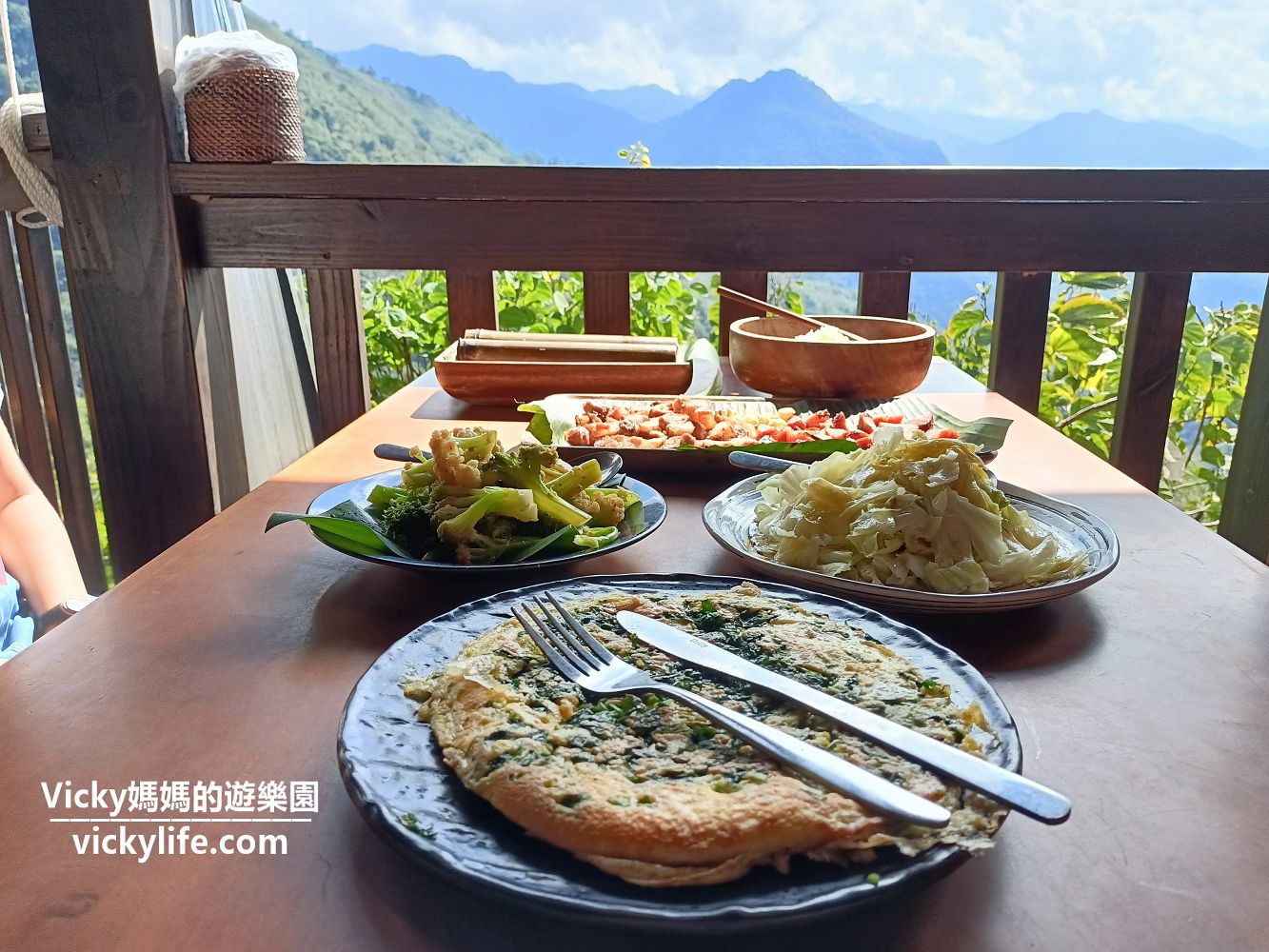 嘉義美食︱阿里山 游芭絲鄒宴餐廳：這絕對是視覺與味覺的最佳饗宴，原木烤肉與山地大香腸必吃，一定要先訂位