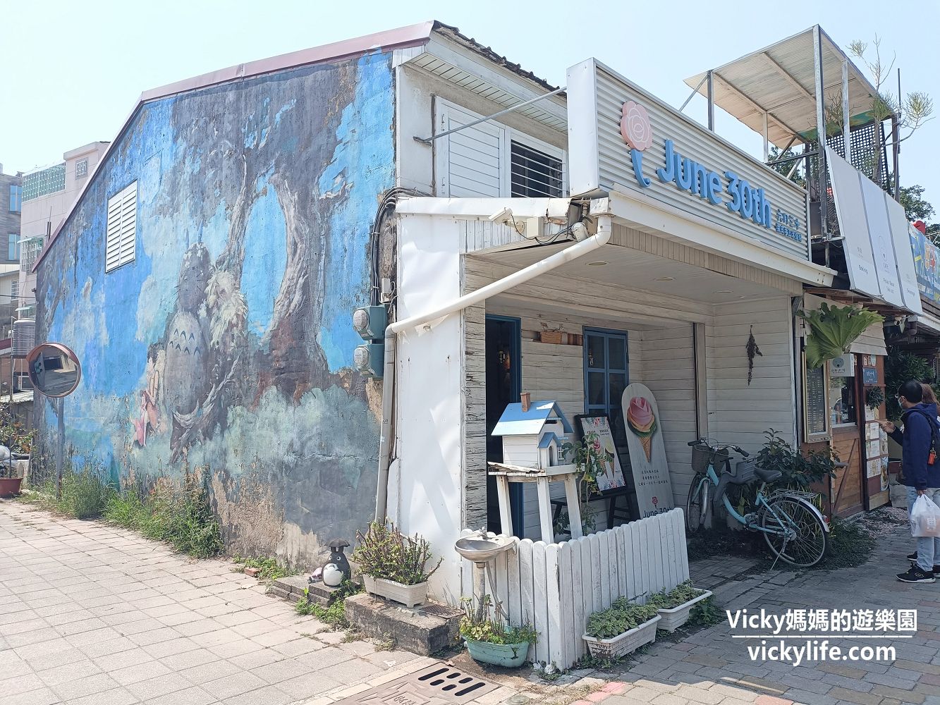 台南美食 台南冰淇淋 安平六月三十義式手工冰淇淋 這是藝術品 幾以亂真玫瑰花冰淇淋好賞心悅目 也好好吃 Vicky 媽媽的遊樂園