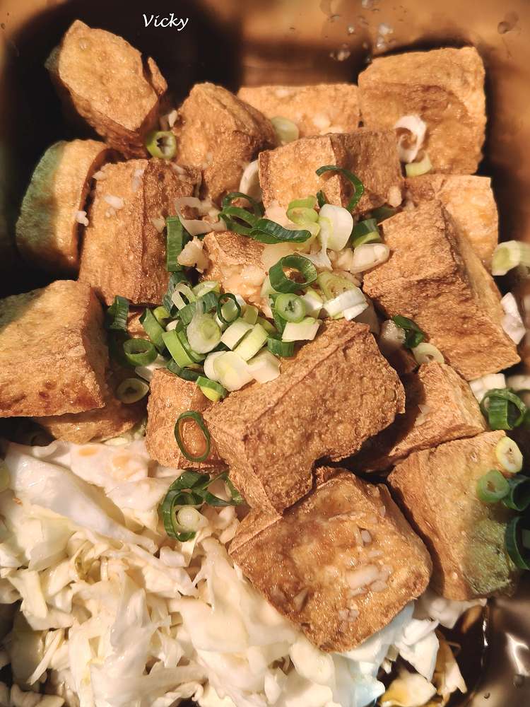 台南美食︱台南小吃︱東區 土地公臭豆腐：青草泡製的軟嫩臭豆腐，可加冬粉和泡麵，一吃停不下來