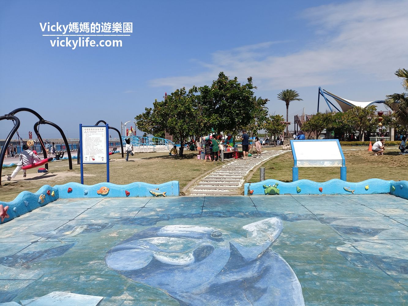 高雄旅遊︱高雄景點︱彌陀漁港海岸光廊：好個摩西分海，一邊戲水玩沙，一邊悠哉釣魚，還有兒童遊憩區，太好玩了