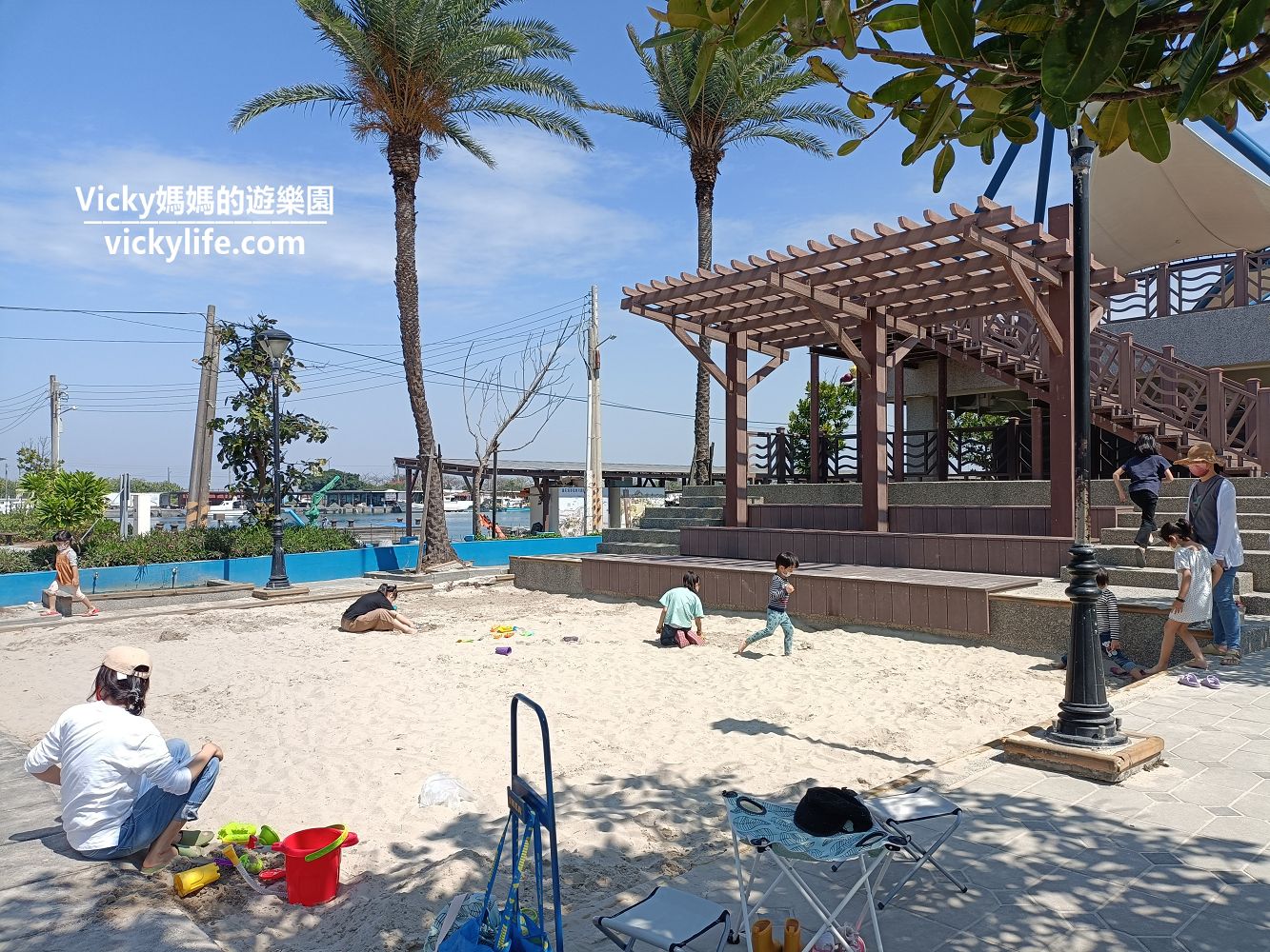 高雄旅遊︱高雄景點︱彌陀漁港海岸光廊：好個摩西分海，一邊戲水玩沙，一邊悠哉釣魚，還有兒童遊憩區，太好玩了