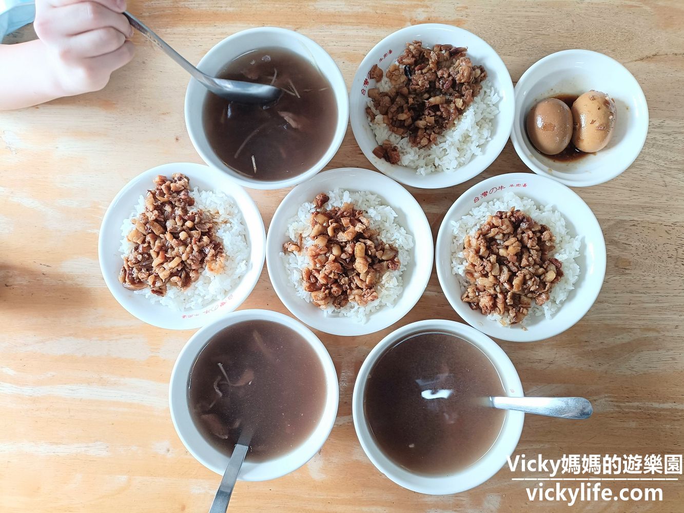 台南美食︱歸仁 台灣的牛牛肉湯：超鮮甜牛肉湯，配一碗肉燥飯和一盤芥蘭牛肉，這世界簡直太美好