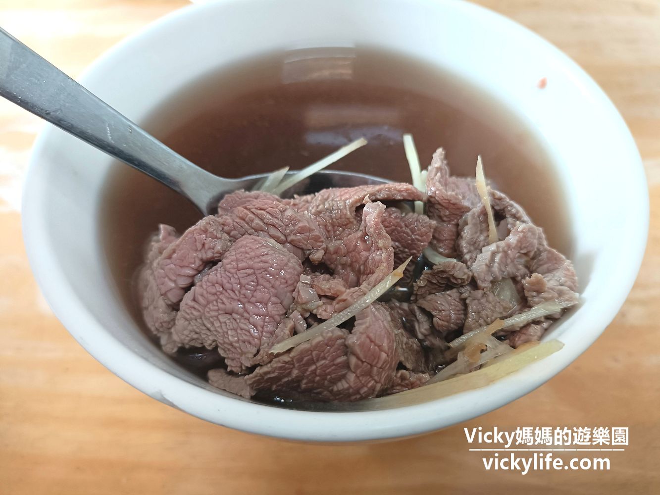 台南美食︱歸仁 台灣的牛牛肉湯：超鮮甜牛肉湯，配一碗肉燥飯和一盤芥蘭牛肉，這世界簡直太美好