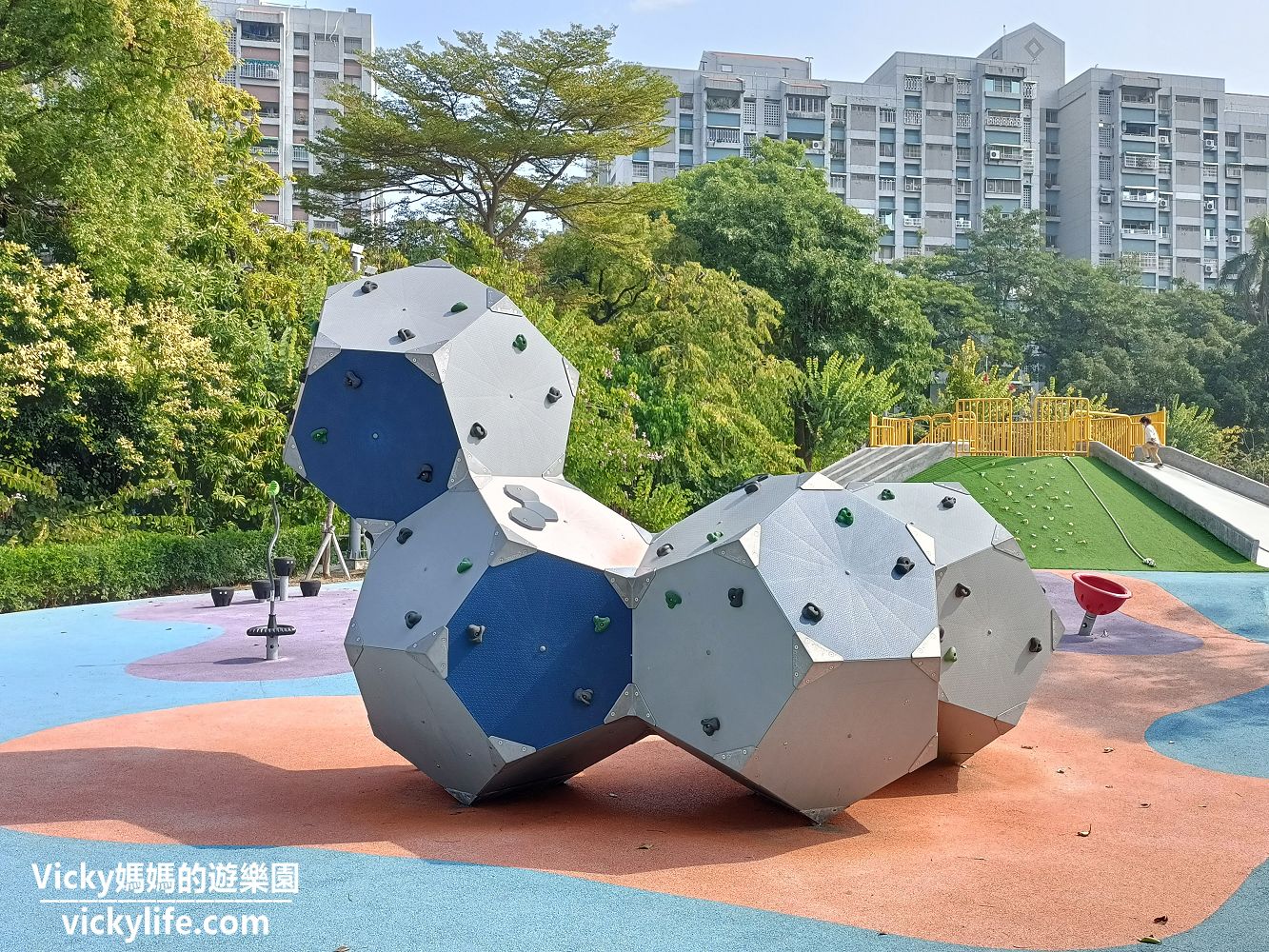 台南特色公園︱南區 竹溪水岸園區兒童遊戲場：水岸旁的特色遊戲場，美美的還有許多特色遊具，好好玩喔