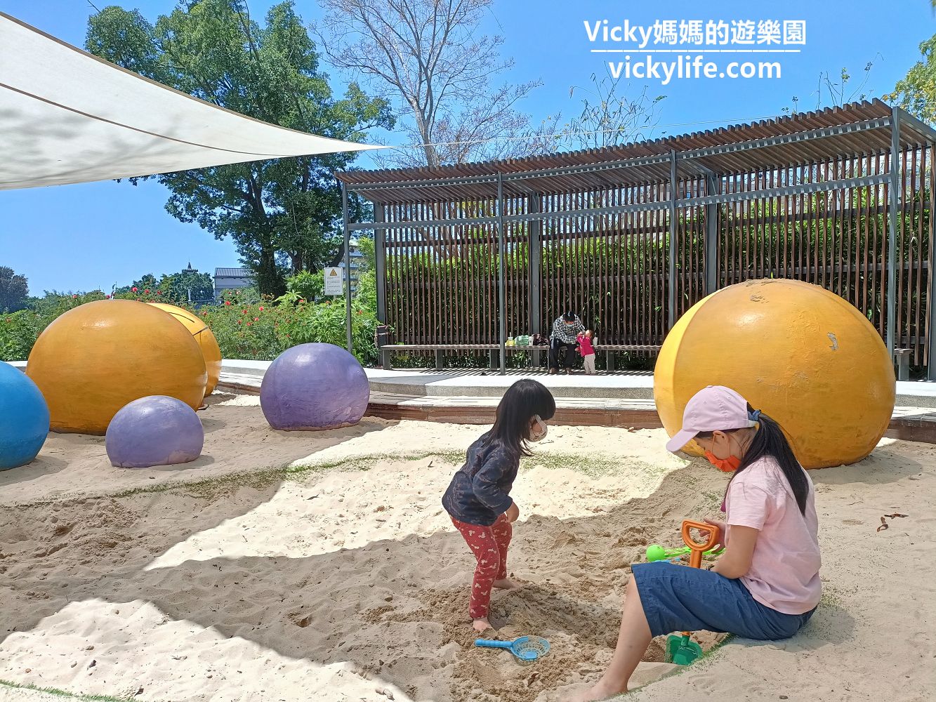 台南特色公園︱南區 竹溪水岸園區兒童遊戲場：水岸旁的特色遊戲場，美美的還有許多特色遊具，好好玩喔