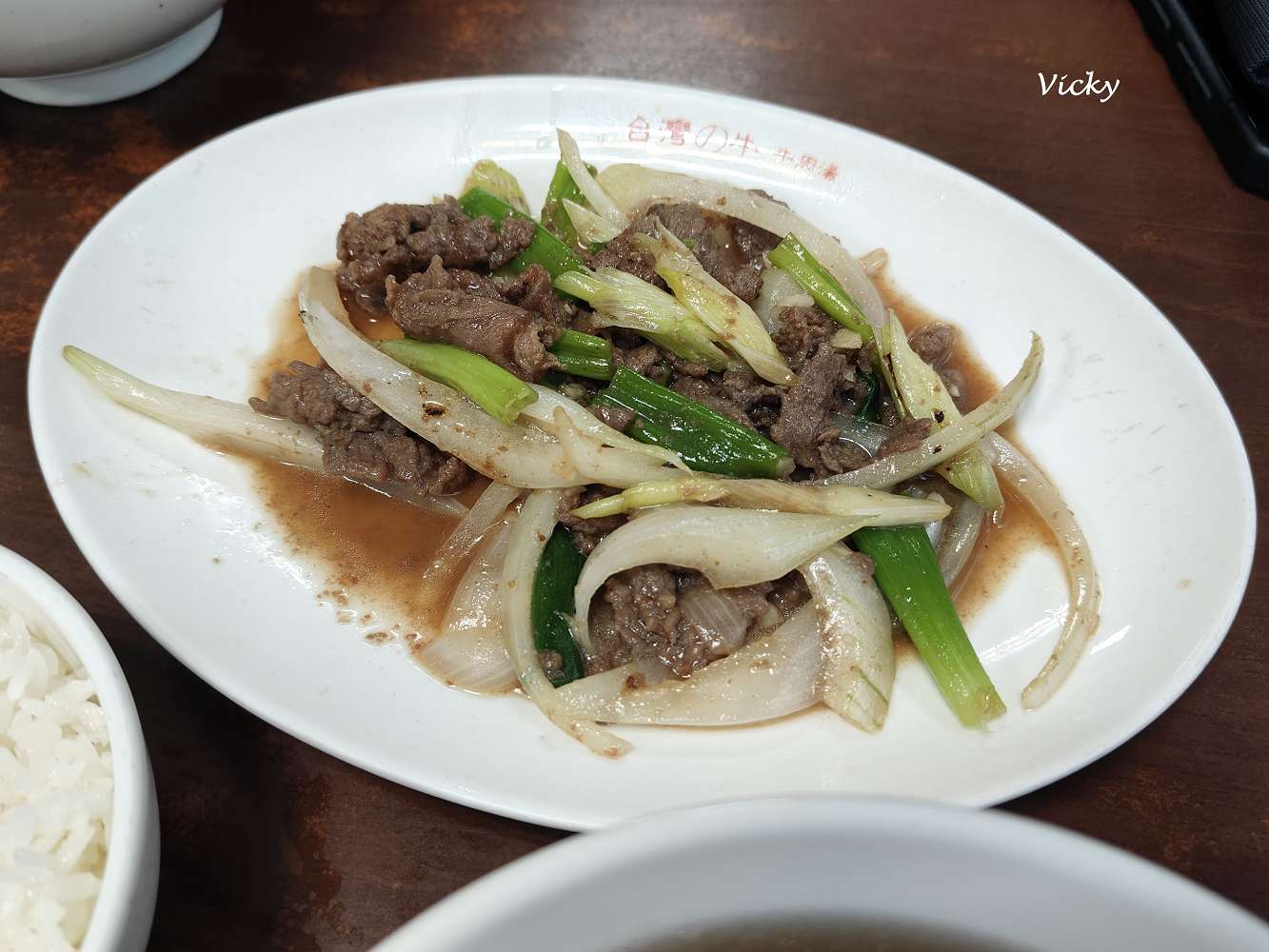 台南美食︱歸仁 台灣的牛牛肉湯：超鮮甜牛肉湯，配一碗肉燥飯和一盤芥蘭牛肉，這世界簡直太美好