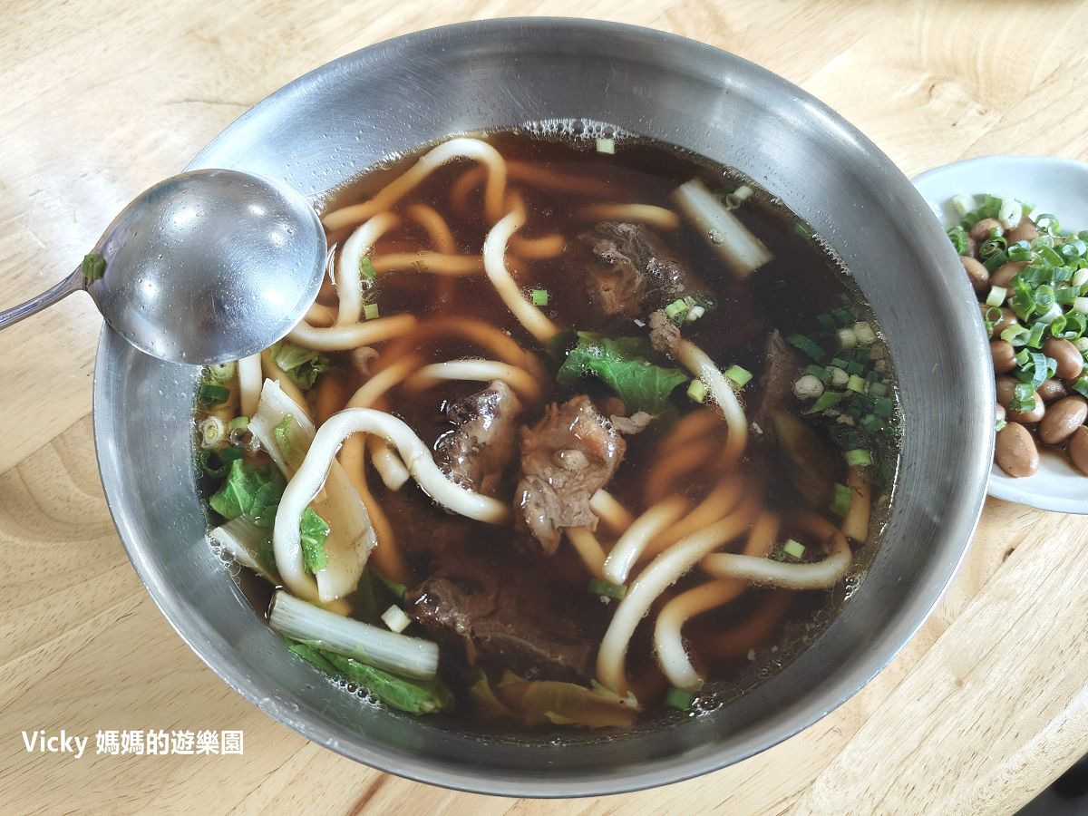 台南美食︱歸仁 台灣的牛牛肉湯：超鮮甜牛肉湯，配一碗肉燥飯和一盤芥蘭牛肉，這世界簡直太美好