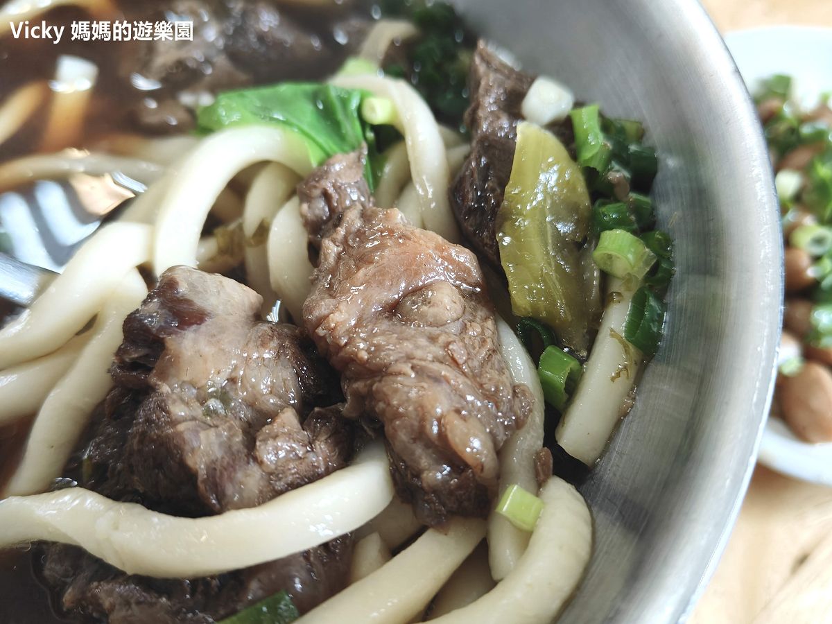 台南美食︱歸仁 台灣的牛牛肉湯：超鮮甜牛肉湯，配一碗肉燥飯和一盤芥蘭牛肉，這世界簡直太美好