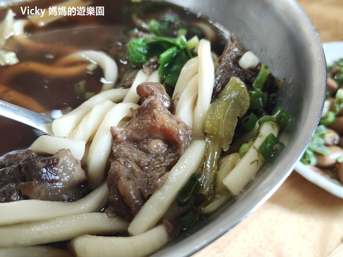 台南美食︱歸仁 台灣的牛牛肉湯：超鮮甜牛肉湯，配一碗肉燥飯和一盤芥蘭牛肉，這世界簡直太美好